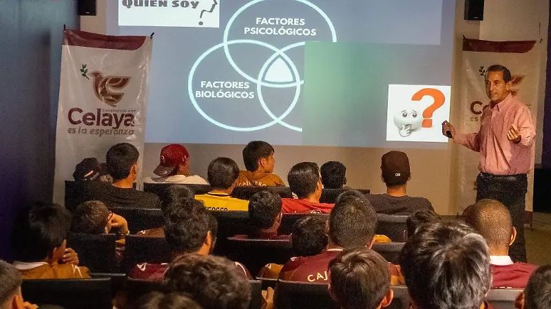 Dijo que existen dos  tipos de profesionales, el que tiene un título y el de forma autónoma. 